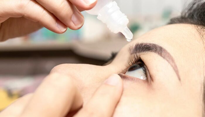 8 warning signs of thyroid eye disease